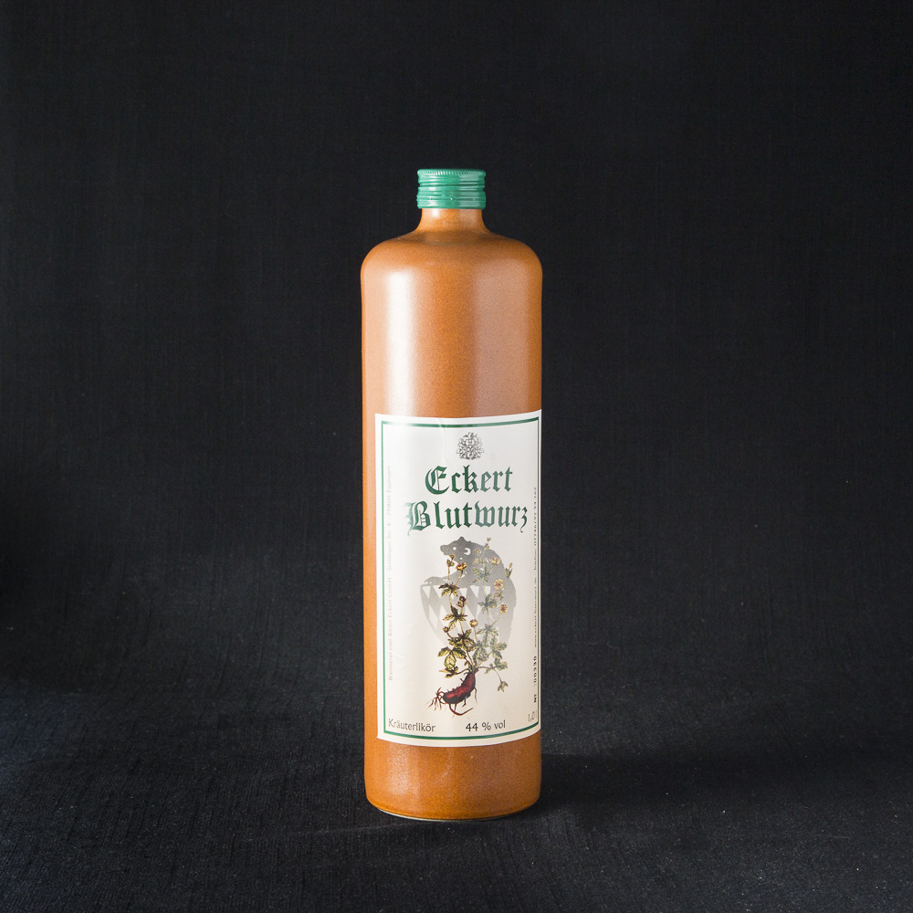 Eckert Blutwurz is a herbal liqueur from a distillery called Brennerei zum Bären and comes in a brown 1 liter clay bottle. Available at our Hausgemachtes online shop.