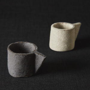 Espresso Tasse von Dirk Aleksic im Hausgemachtes Online Shop. Zwei Keramik Tassen in hell- und dunkelgrau mit einer natürlichen Oberflächenstruktur.