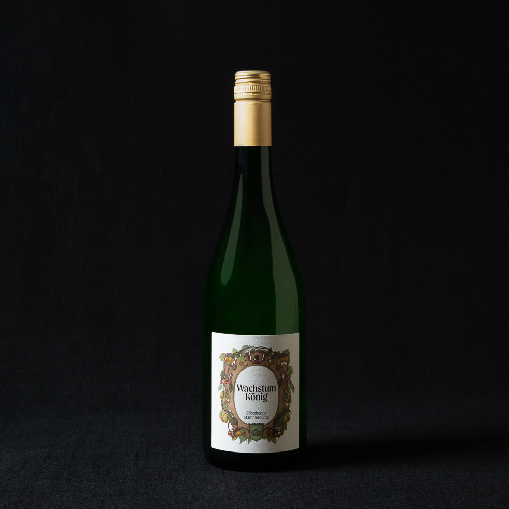 Mammutquittensaft von Wachstum König im Hausgemachtes Online Shop in einer eleganten hohen Flasche. Das Etikett anmutend wie ein Wein.