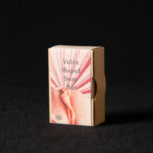 Pinke Vulva geformte Seife in kleinem braunen Karton verpackt. Jetzt im Hausgemachtes Online Shop kaufen!