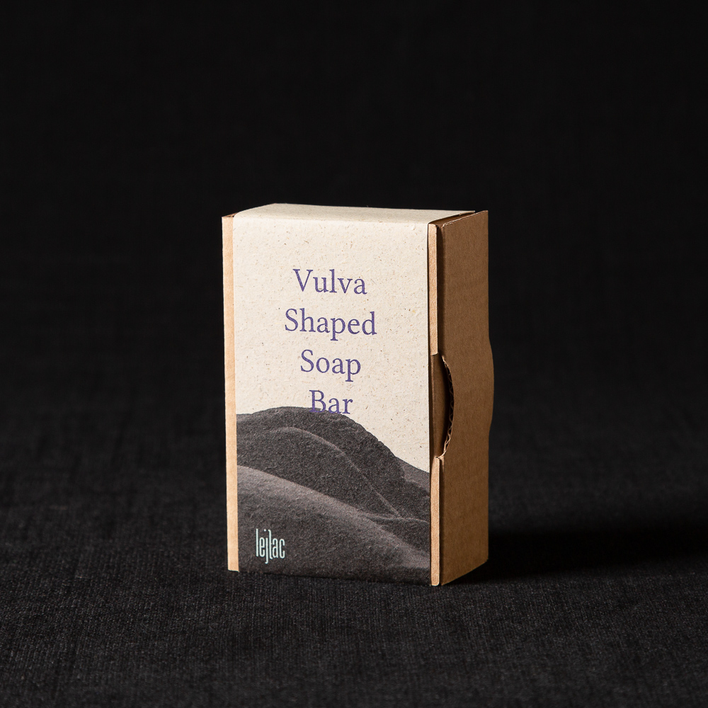 Schwarze Vulva geformte Seife in kleinem braunen Karton verpackt. Jetzt im Hausgemachtes Online Shop kaufen!