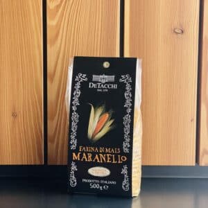 Maranello-Maisgrieß von DeTacchi im Hausgemachtes Online Shop in einer dunklen Verpackung mit buntem Maiskolben drauf.