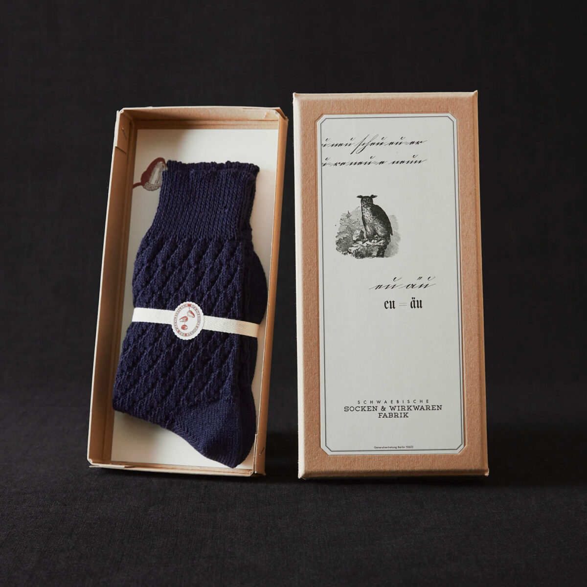 Zopfmuster-Socken, navy von Frank Leder im Hausgemachtes Shop erhältlich in einer liebevoll gestalteten Papierverpackung mit handgeschriebenem Titel und feinen Linienzeichnungen.
